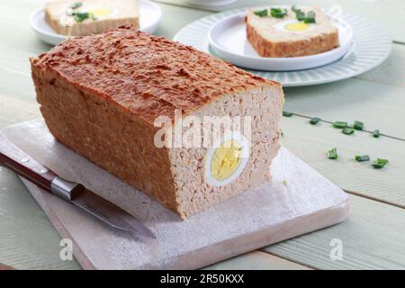 Polpettone con uova sode Foto Stock