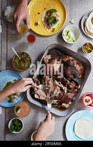 Taco di maiale tirato con lime e corriandolo che vengono placcati Foto Stock