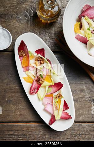 Insalata di radicchio e noci con arance Foto Stock