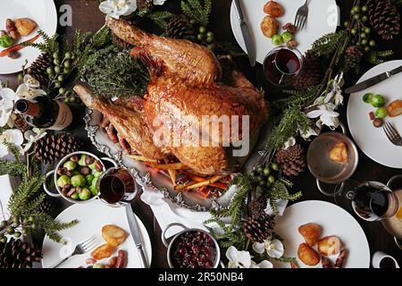 Tavolo di Natale con un grande tacchino Foto Stock