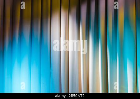 Tenda teatrale ondulata bianca chiusa con illuminazione colorata spot, texture fotografica di sfondo Foto Stock