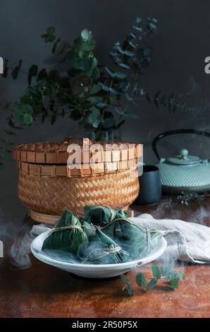 Zongzi - pacchetti di riso glutinoso tradizionale per il Duanwu Festival (Dragon Boat Festival), Cina Foto Stock