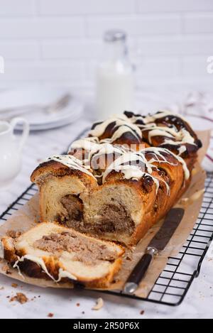 Pasta di lievito farcita con semi di papavero bianco guarnizione di cioccolato bianco Foto Stock