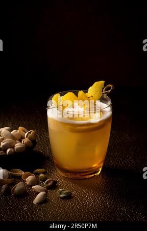 Cocktail acido di whiskey con limone Foto Stock