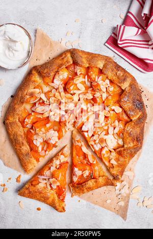 Galette di albicocche con miele e fiocchi di mandorle Foto Stock