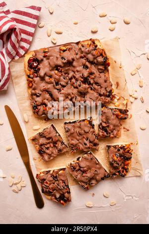 Torta di Pasqua mazurek con noci mirtilli uva passa in caramello con aggiunta di cioccolato al latte Foto Stock