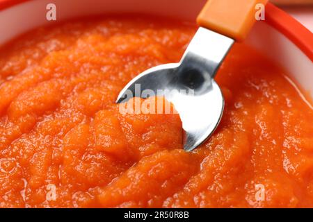 Alimenti sani per bambini. Vista in primo piano della deliziosa purea di carote nel recipiente Foto Stock