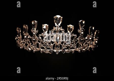 Bella tiara argentata con diamanti su sfondo nero Foto Stock