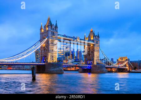 Londra, Regno Unito. Tower Bridge e lo skyline di Londra. Foto Stock