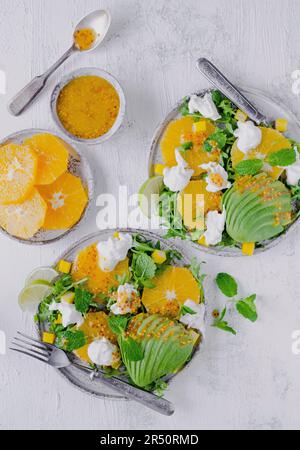 Insalata di avocado, arancia e burrata Foto Stock