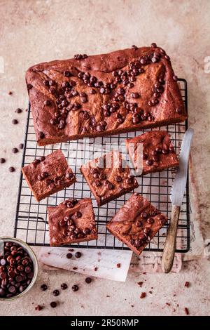 Brownie su una griglia per raffreddare Foto Stock