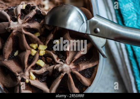 Gelato al cioccolato dolce fatto in casa con noci servito in una tazza Foto Stock
