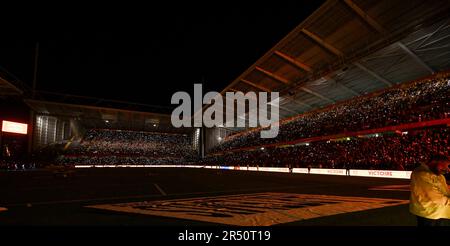 Tifosi e sostenitori di RC Lens foto festeggiamento al buio con le luci del cellulare dopo aver vinto una partita di calcio tra t Racing Club de Lens e AC Ajaccio, il giorno 37th della 2022-2023 Ligue 1 Uber mangia stagione , domenica 27 maggio 2023 a Lens , Francia . PHOTO SPORTPIX | David Catry Foto Stock