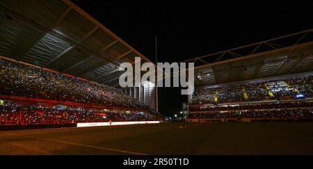 Tifosi e sostenitori di RC Lens foto festeggiamento al buio con le luci del cellulare dopo aver vinto una partita di calcio tra t Racing Club de Lens e AC Ajaccio, il giorno 37th della 2022-2023 Ligue 1 Uber mangia stagione , domenica 27 maggio 2023 a Lens , Francia . PHOTO SPORTPIX | David Catry Foto Stock