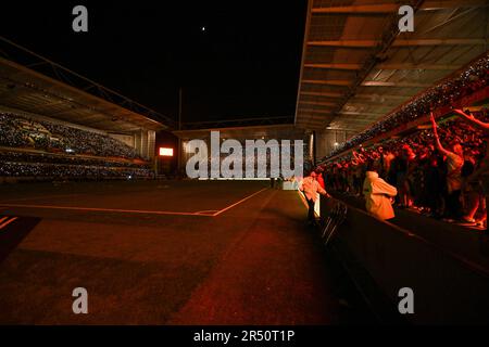 Tifosi e sostenitori di RC Lens foto festeggiamento al buio con le luci del cellulare dopo aver vinto una partita di calcio tra t Racing Club de Lens e AC Ajaccio, il giorno 37th della 2022-2023 Ligue 1 Uber mangia stagione , domenica 27 maggio 2023 a Lens , Francia . PHOTO SPORTPIX | David Catry Foto Stock