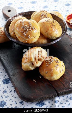 Involtini di lievito con ripieno di pollo Foto Stock