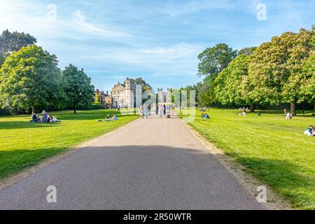 La lunga passeggiata a Windsor, piena di visitatori in una giornata di sole a maggio Foto Stock