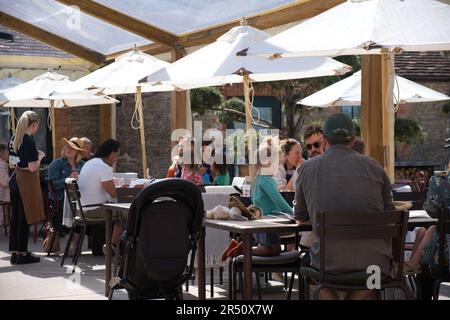 Le famiglie gustano un caffè al Roth Bar & Grill presso il complesso Hauser & Wirth di Somerset Foto Stock