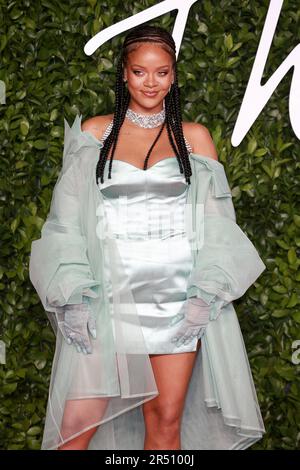 Rihanna partecipa ai Fashion Awards 2019 alla Royal Albert Hall di Londra, Inghilterra. (Foto di Fred Duval / SOPA Images/Sipa USA) Foto Stock