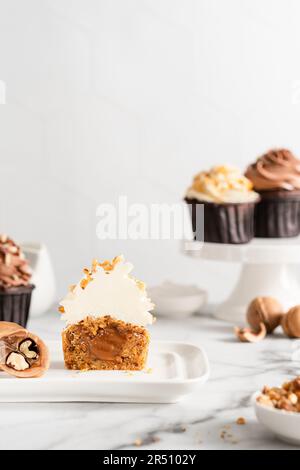 Tortini di carote con glassa alla vaniglia e noci tritate Foto Stock