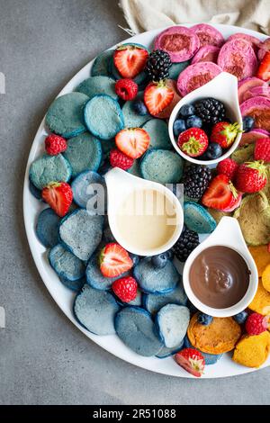 Mini pancake con frutti di bosco Foto Stock