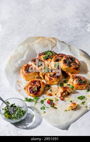 Stromboli ripieni di pesto, pomodoro e mozzarella Foto Stock