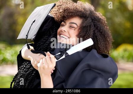 Amici abbraccio, laurea e successo universitario e donne con successo educativo e felice all'aperto. Certificato, diploma e laureato Foto Stock