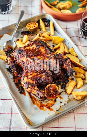 Pollo fritto alle farfalle con marinata Bloody Mary Foto Stock