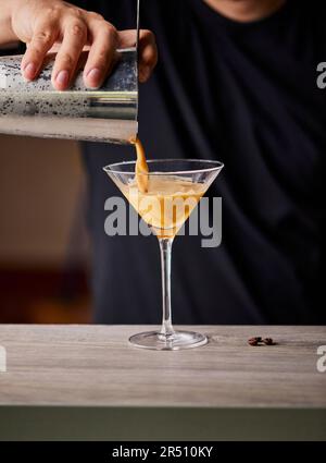 Preparare un espresso martini Foto Stock