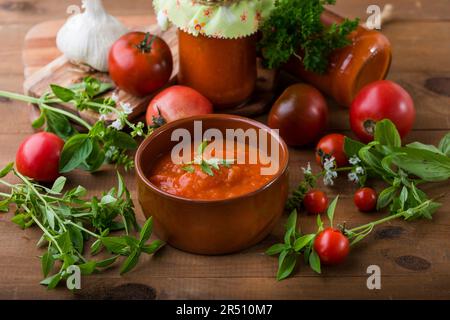 Passata di pomodoro fatta in casa con ingredienti Foto Stock