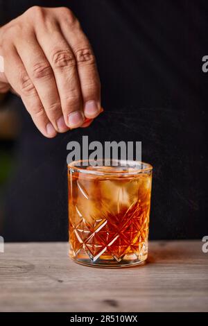 Preparare un cocktail in stile antico Foto Stock