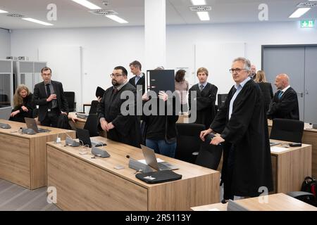 Dresda, Germania. 31st maggio, 2023. La convenuta Lina E. (M) si trova in tribunale durante la prosecuzione del processo presso la Corte superiore Regionale di Dresda (OLG) e tiene un fascicolo davanti al suo volto. Il Tribunale superiore regionale ha condannato la presunta estremista di sinistra Lina E. a cinque anni e tre mesi di carcere. Secondo la corte, apparteneva ad un gruppo che commetteva assalti ai membri della scena di destra. Credit: Sebastian Kahnert/dpa/Alamy Live News Foto Stock