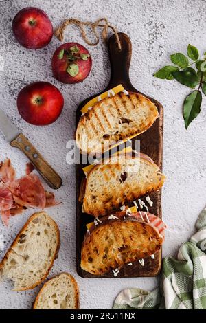 Pane tostato con prosciutto e formaggio e mela Foto Stock