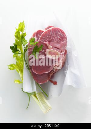 Fette fresche di vitello (osso buco) Foto Stock
