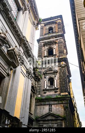 Chiesa del 12th° secolo dedicata a Sant'Agostino alla Zecca fondata nel 1200 dagli Angioini a forcella a Napoli Foto Stock