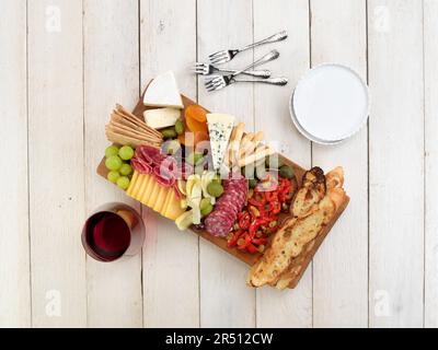 Antipasti con formaggio, salame, verdure, frutta, pane tostato, e cracker Foto Stock