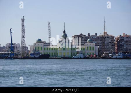 Navi e gru del canale di Suez nella città di Portsaid Foto Stock