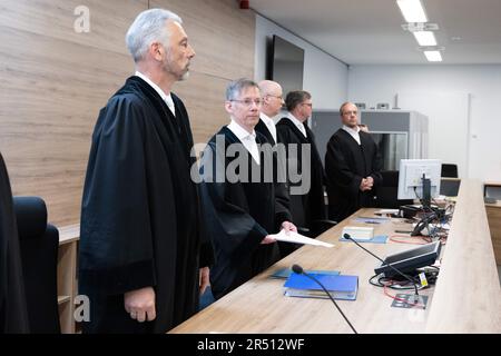 Dresda, Germania. 31st maggio, 2023. Hans Schlüter-Staats (2nd da sinistra), presidente del giudice del Tribunale superiore regionale, arriva al Tribunale superiore regionale di Dresda (OLG) prima dell'inizio del processo. Il Tribunale superiore regionale ha condannato la presunta estremista di sinistra Lina E. a cinque anni e tre mesi di carcere. Secondo la corte, apparteneva ad un gruppo che commetteva assalti ai membri della scena di destra. Credit: Sebastian Kahnert/dpa/Alamy Live News Foto Stock