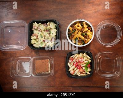 Piatti italiani da portare via in contenitori di plastica Foto Stock