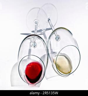 Bicchiere di vino rosso e bicchiere di vino bianco con residuo di vino Foto Stock