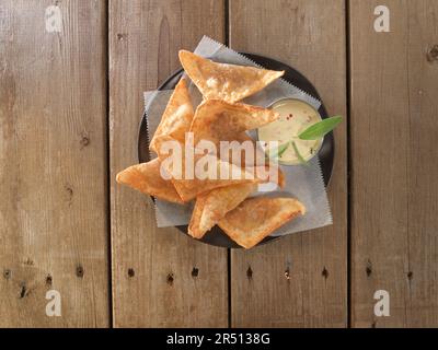 Wontons fritti con ripieno di zucca-cipolla-e-rosmarino Foto Stock