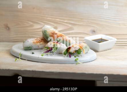 Panini estivi con pesce e tagliatelle di vetro Foto Stock