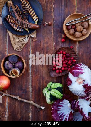 Piatto disporre verdure e frutta di stagione, ingredienti vegetariani sani su uno sfondo di legno Foto Stock