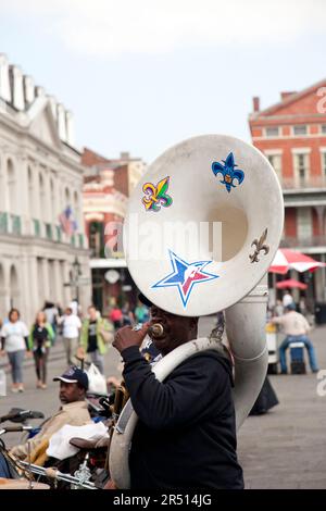 Tuba suonatore di jazz band, quartiere francese, Louisiana, New Orleans. Foto Stock