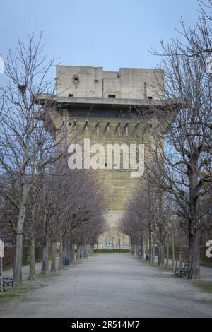 La famosa torre flak della seconda guerra mondiale nell'Augarten a Vienna, Austria Foto Stock