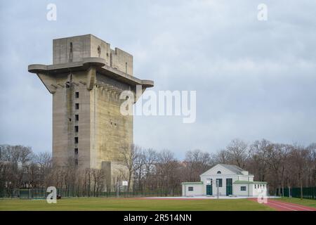La famosa torre flak della seconda guerra mondiale nell'Augarten a Vienna, Austria Foto Stock