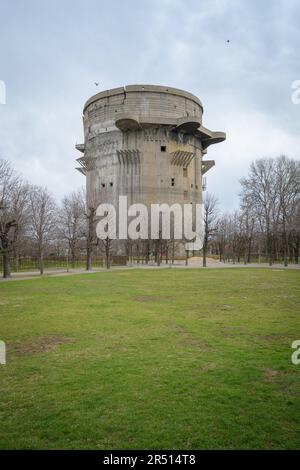 La famosa torre flak della seconda guerra mondiale nell'Augarten a Vienna, Austria Foto Stock