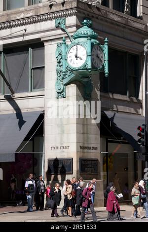 USA, Illinois, Chicago, State Street, negozi di fronte all'orologio Marshall Fields. Foto Stock