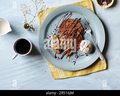 Frittelle all'avena e alla banana con gocce di cioccolato Foto Stock