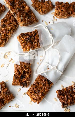 Bar di farina d'avena fatti in casa con uva passa e miele Foto Stock